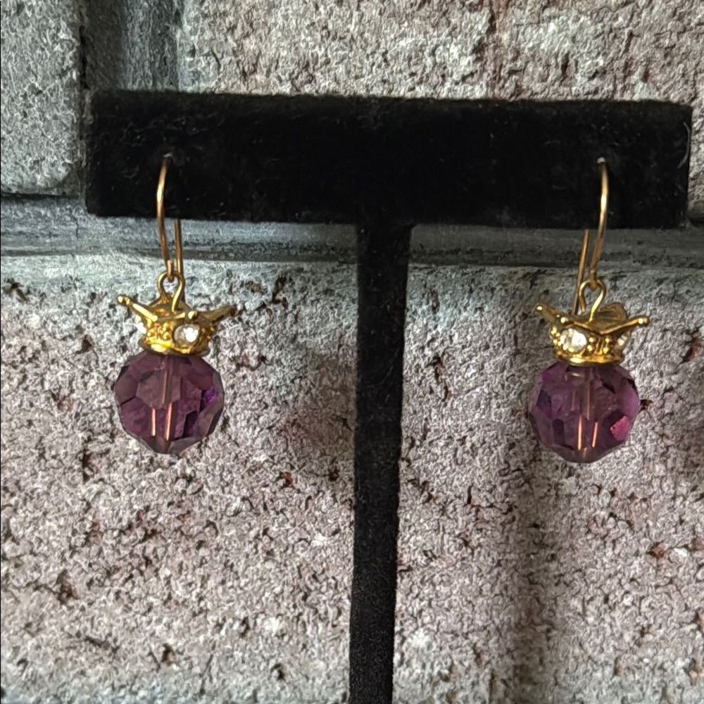 Vintage savvy by SWAROVSKI purple crystal and goldtone earrings - Picture 4 of 9